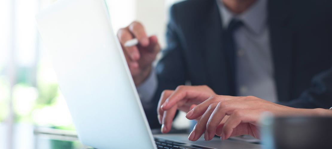 Imagen de persona utilizando un ordenador portátil