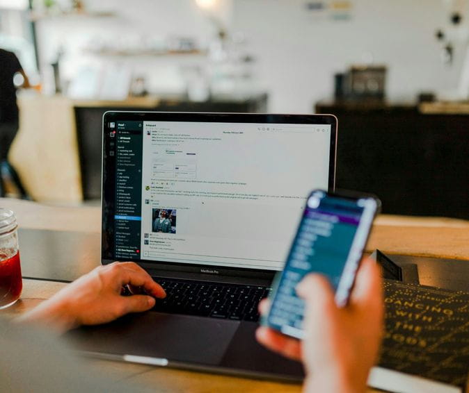 Usuario haciendo uso de diversos dispositivos electrónicos