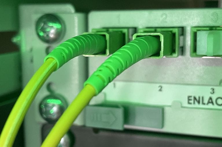 Cables conectados a un aparato