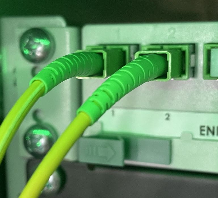 Cables conectados a un aparato