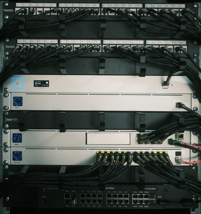 Operaria en instalaciones